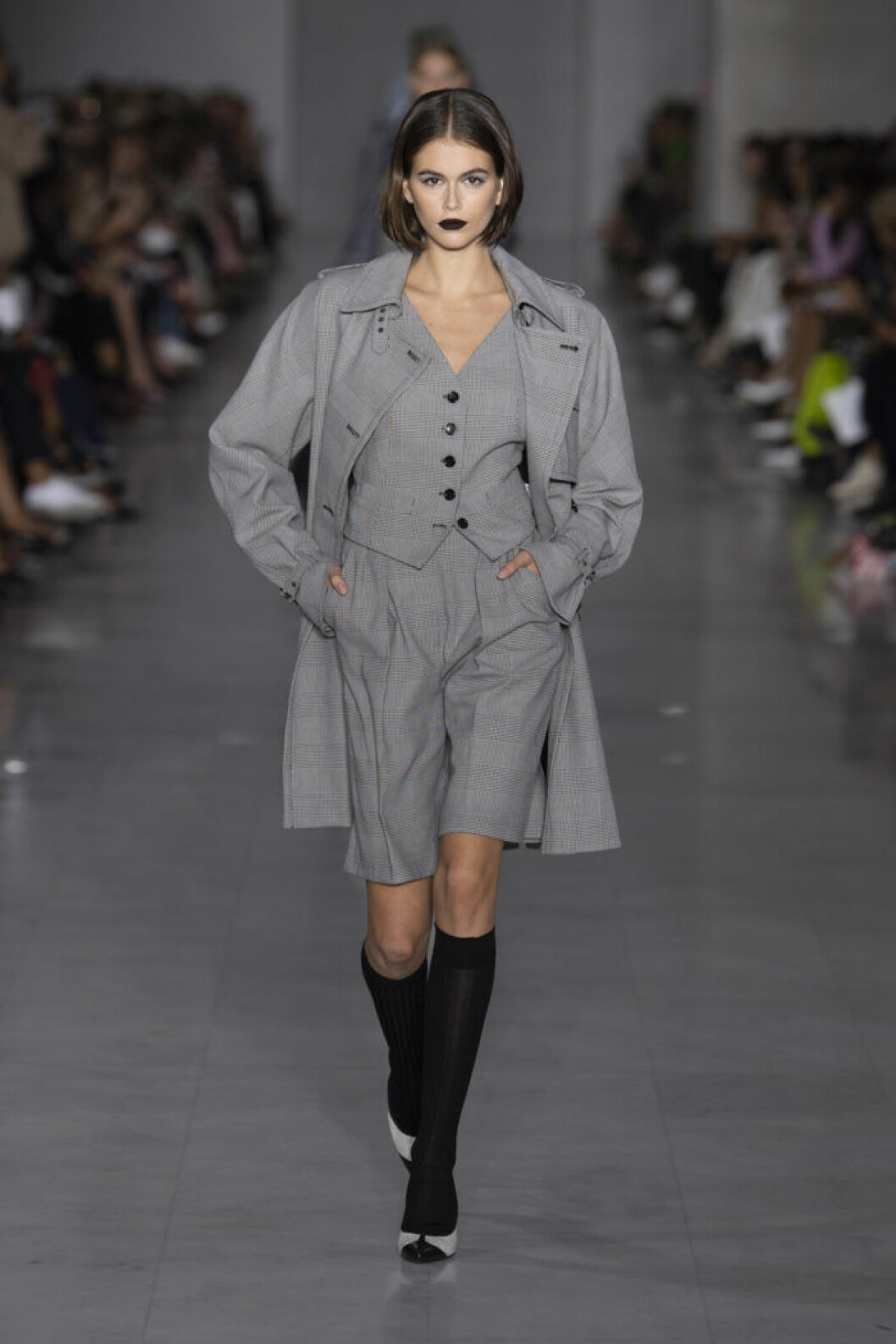 Max Mara Trender våren 2020 Maxmara grå cityshorts på modellen Kaia Gerber