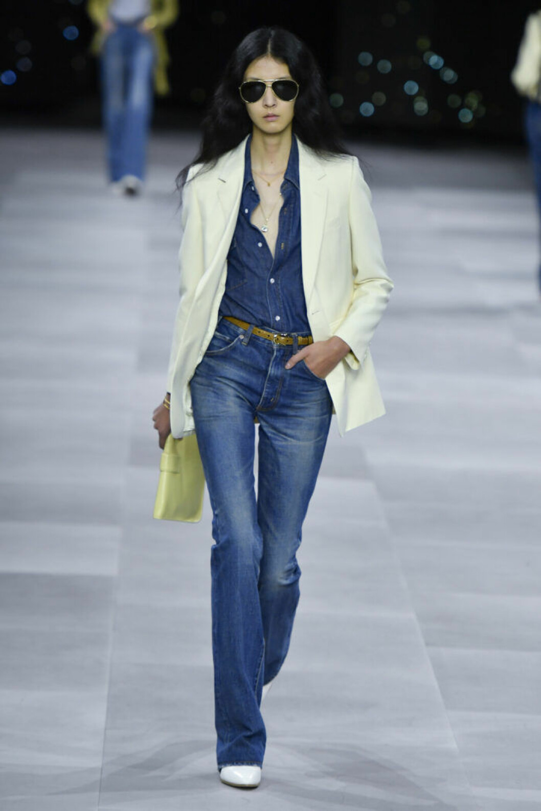 Celine Trender våren 2020 DenimCeline Modell bär blå jeans och skräddad kavaj