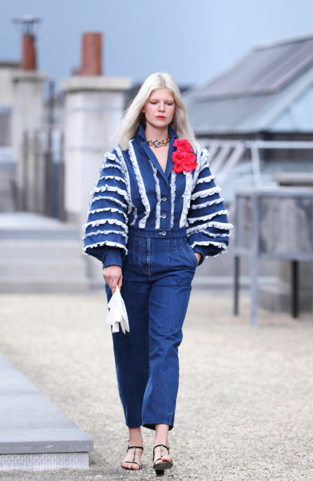 Chanel Trender våren 2020 Denim Chanel Modell bär blå jeans och denimjacka