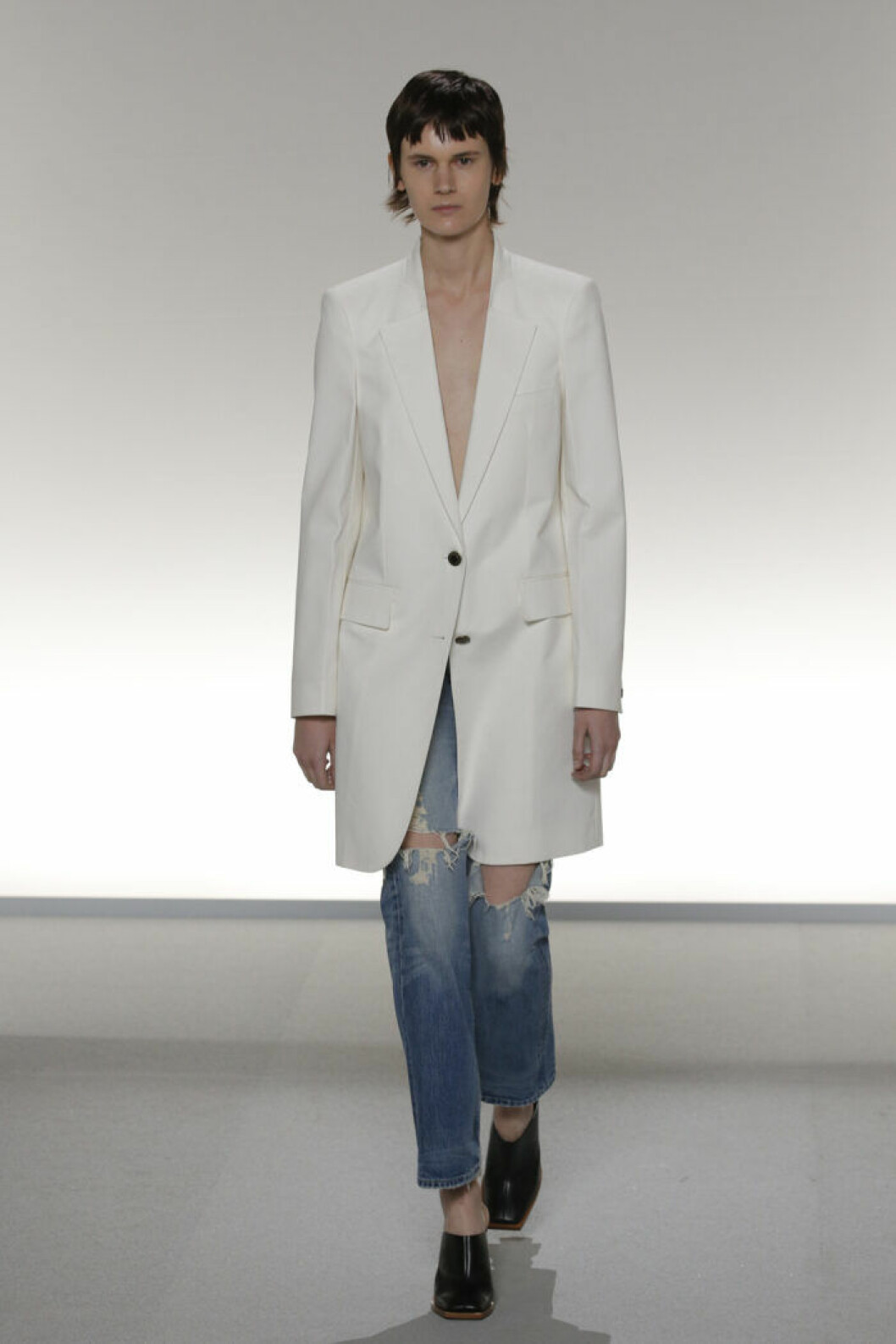 Givenchy Trender Denim våren 2020 Givenchy Modell bär blå jeans och skräddad kavaj