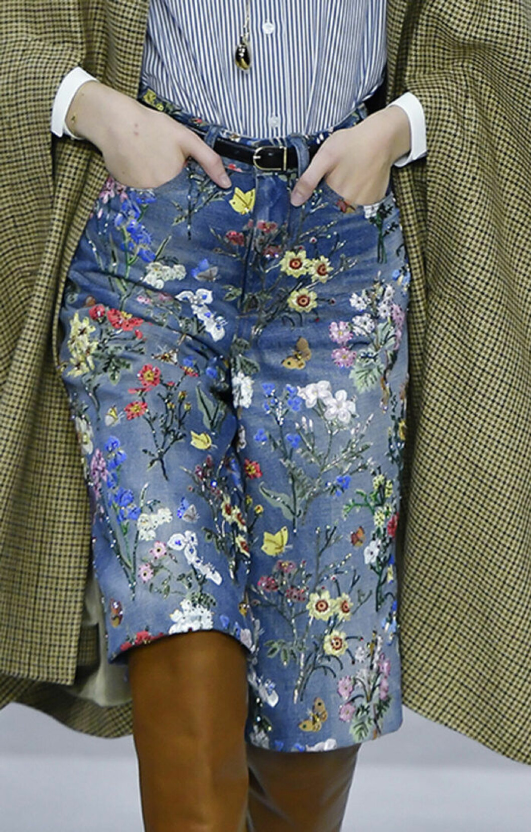 Celine Trender våren 2020 blommig trädgårdstrend blommor på denimkjol Celine