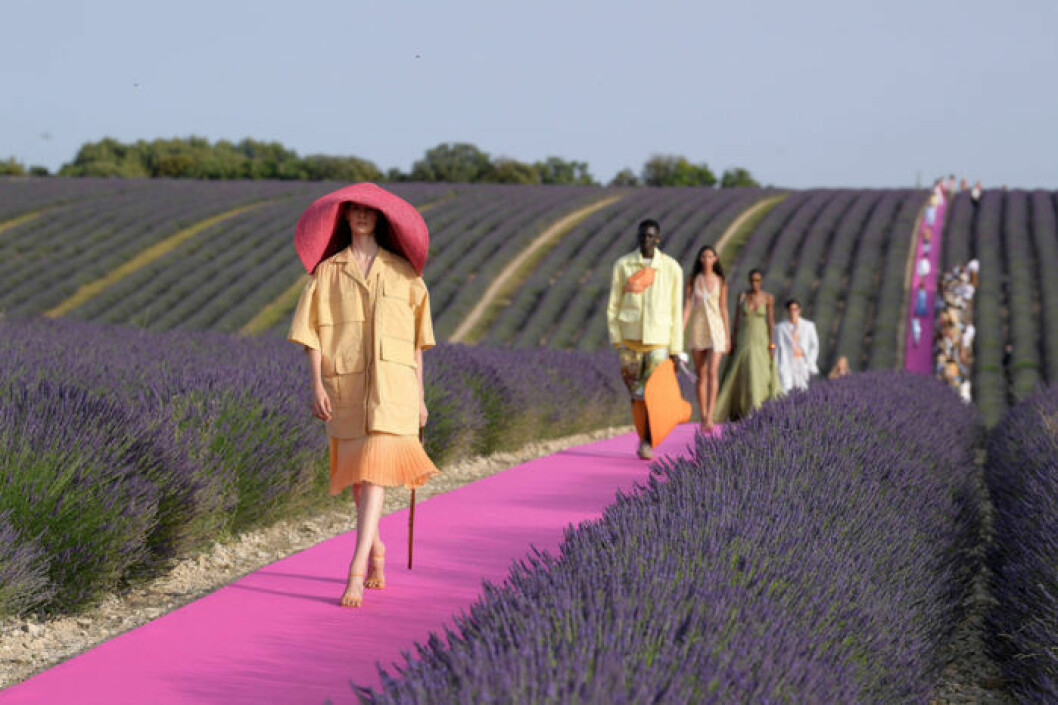 Jacquemus Trender våren 2020 blommig trädgårdstrend Jacquemus lavendelfält i provence