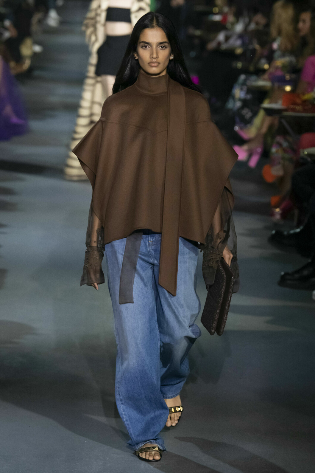 Valentino Brun poncho och blå jeans ss 22 valentino