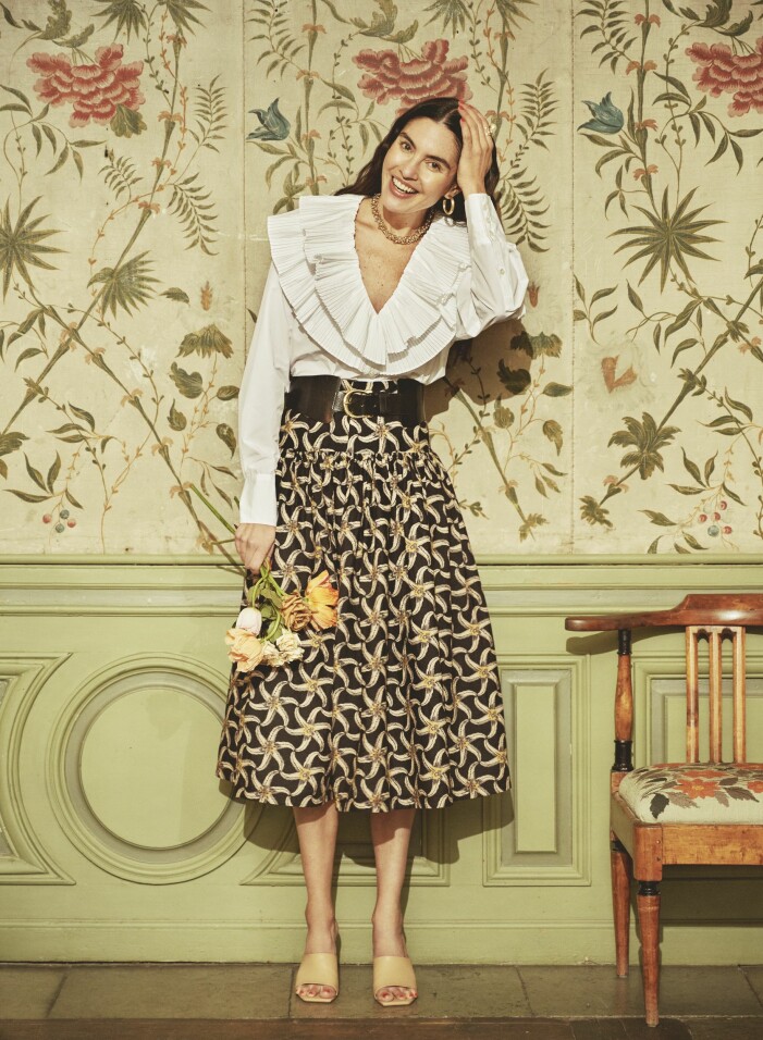Blus i polyester/bomull, XS–XXL, 499 kr, H&M. Kjol i bomull/elastan, XS–L, 1699 kr, Scotch & Soda. Bälte i läder, 490 kr, &Other Stories. Skor i läderimitation, 399 kr, H&M. Örhängen i metall, 70 kr, Glitter. Ring i guldpläterat silver med sötvattenpärla, 1750 kr, Lugot. Halsband i guldplätering, 2500 kr, CbyC.