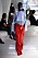 Modell med blå skjorta i oversizad modell och röda, dressade byxor som sitter löst. Look från Fendi ss21.