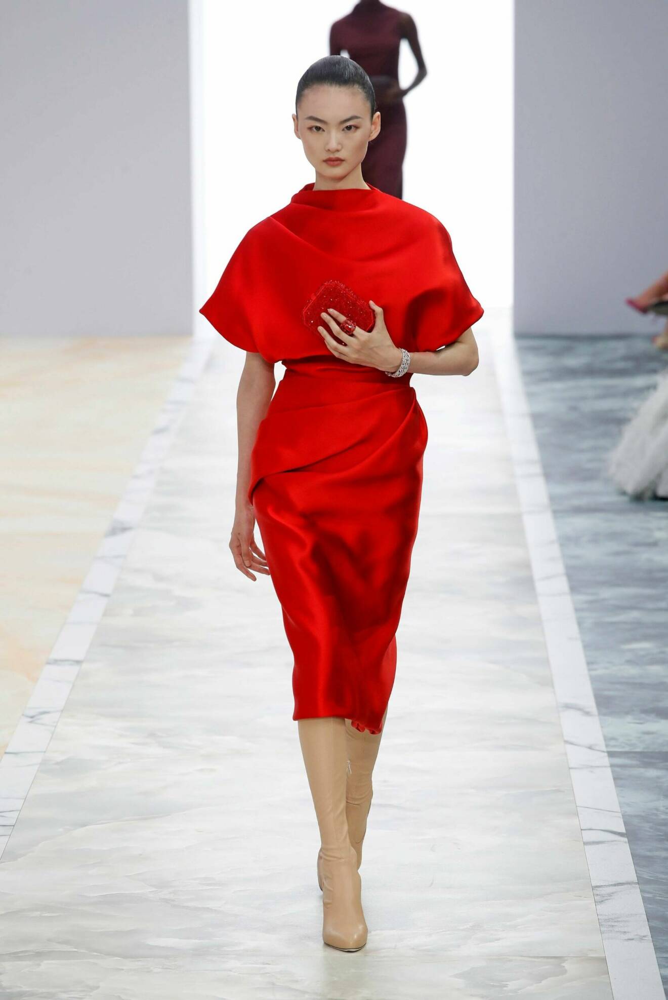 Röd elegant klänning på catwalken för hösten och vintern 2023 hos Fendi