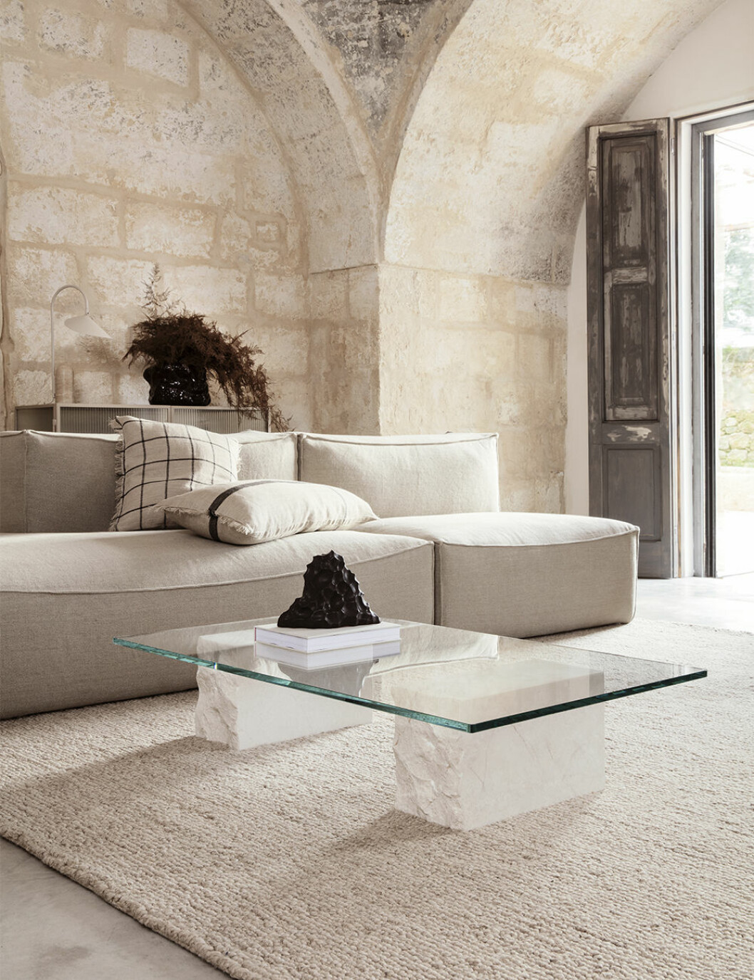 Foto: Ferm Living Låg soffa och lågt soffbord från Ferm Living