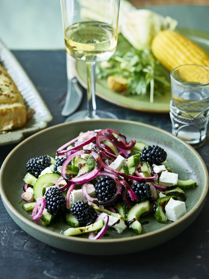 Härlig och ovanlig sallad med gurka, lime, fetaost och färska bär blir ett bra tillbehör till laxen. Fetaostsallad med björnbär.