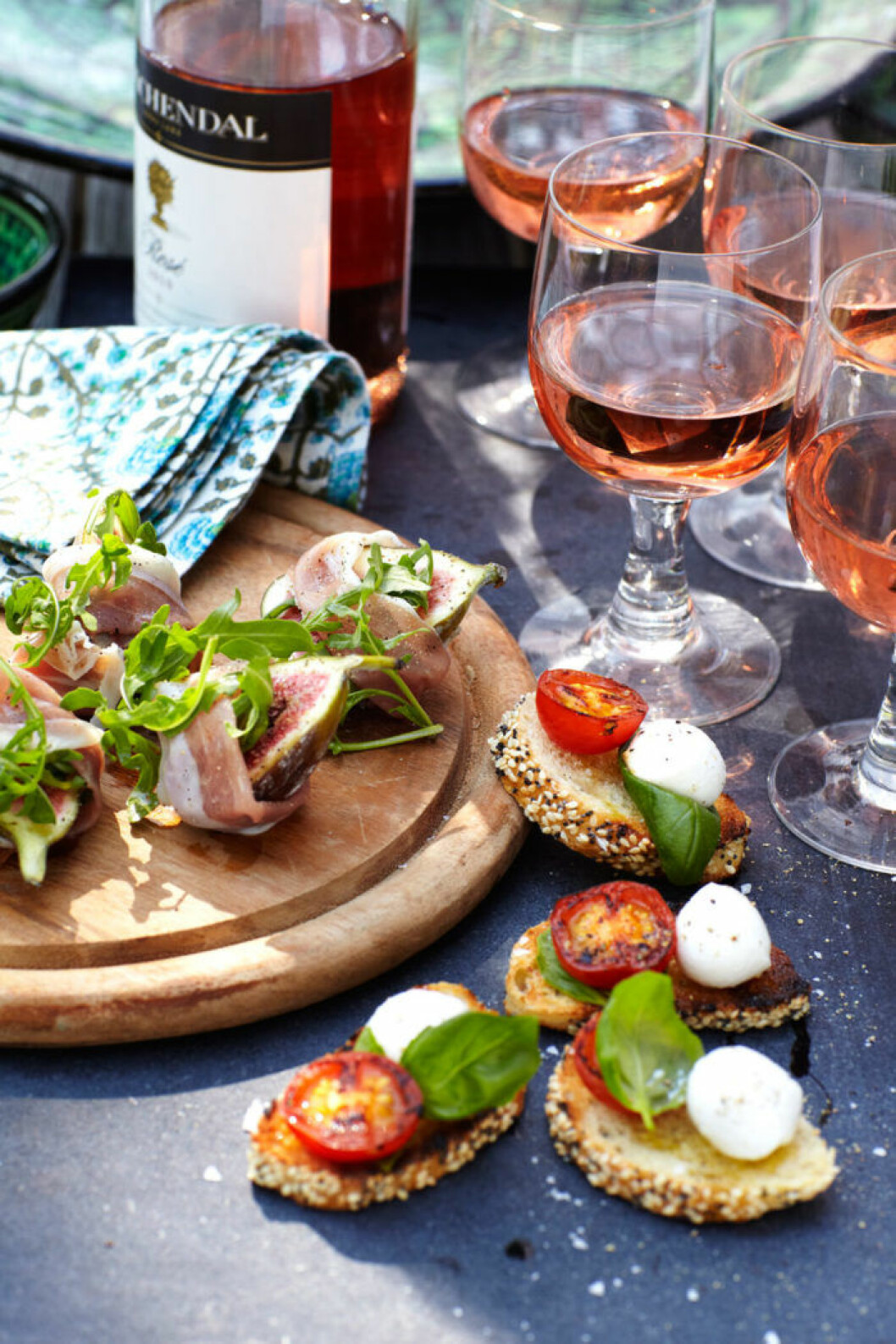 Vårens och sommarens favorittilltugg är tomatbruschetta och fikongodis. Enda kruxet är att bruschettan måste förberedas minst en och en halv timme i förväg. Men det kan ju också vara en fördel… Sommarens favorittilltugg är tomatbruschetta och fikongodis. Enda kruxet är att bruschettan måste förberedas minst en och en halv timme i förväg. Men det kan ju också vara en fördel…