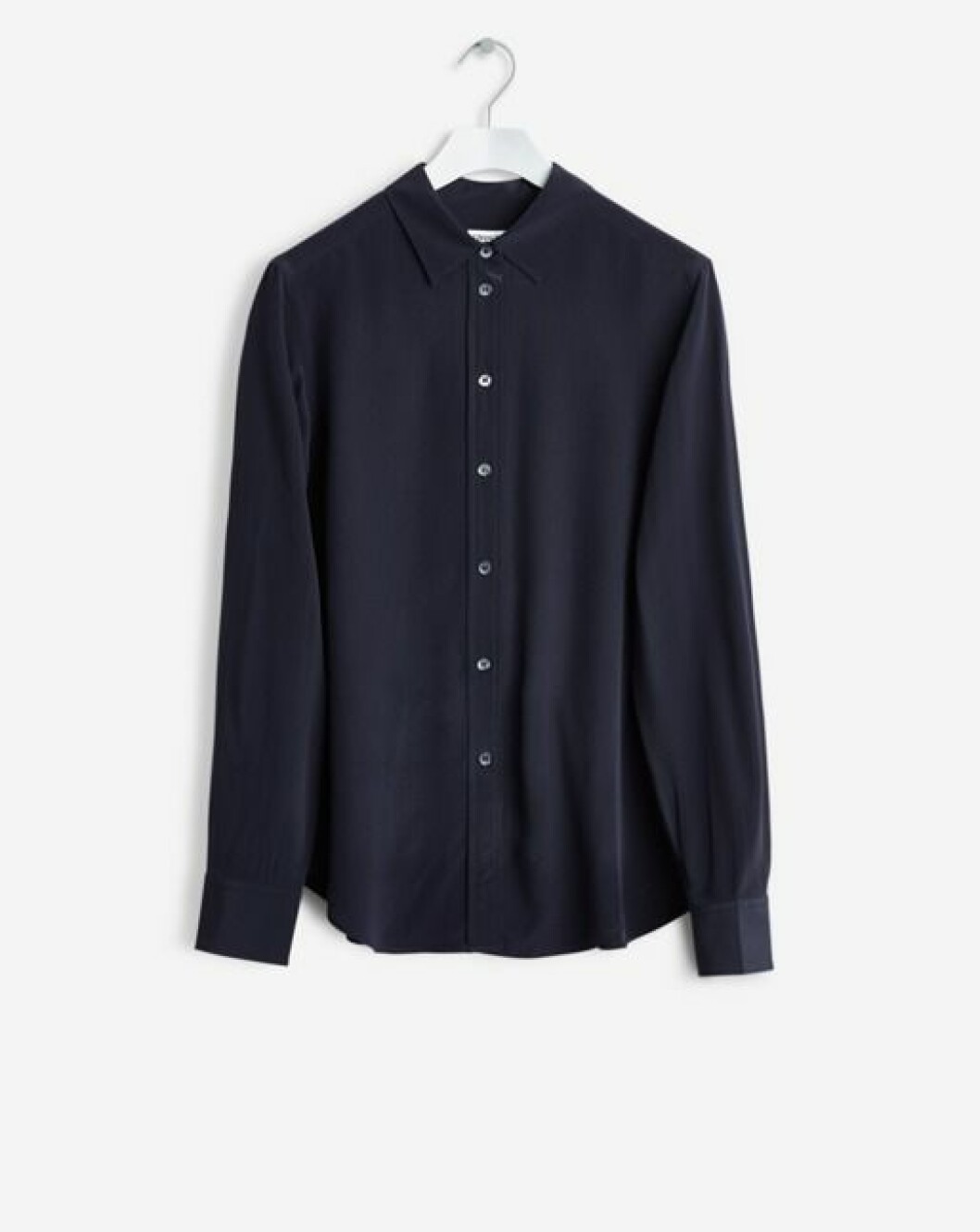<a href="http://www.filippa-k.com/nl/woman/blouses/classic-silk-shirt-s16" target="_blank">Sidenblus</a>, 1 600 kr, Filippa K. sidenblus-filippak