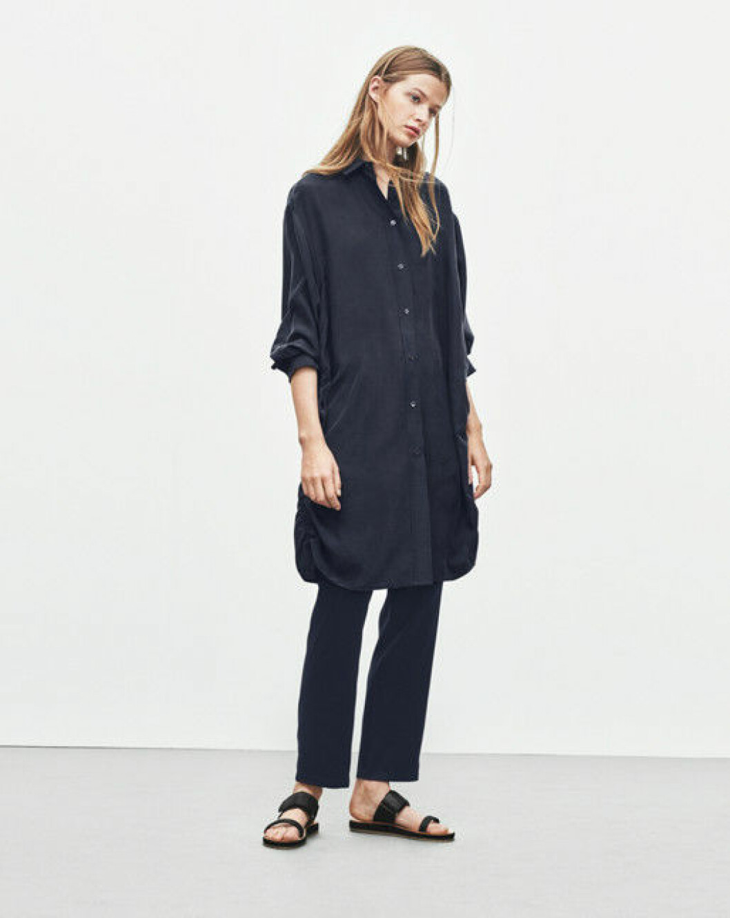 Bild: <a href="http://www.filippa-k.com/dk/woman/new-arrivals/silk-shirt-dress" target="_blank">Filippa K</a> svart-tunika-svarta-byxor-Filippa-k