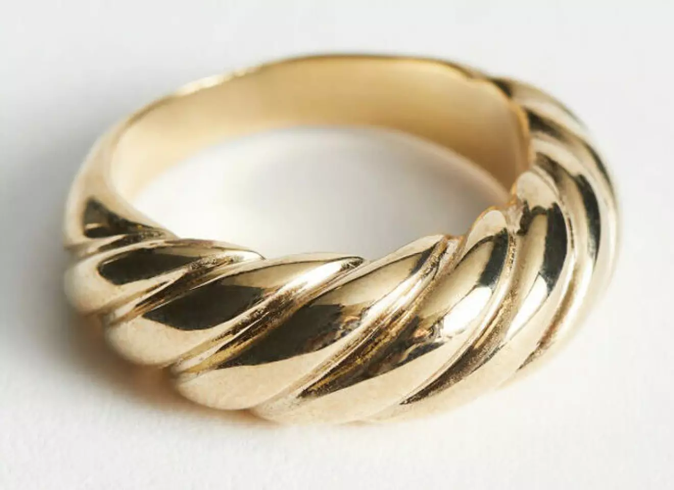 fin guldfärgad ring med tvinnad design från &amp; Other Stories