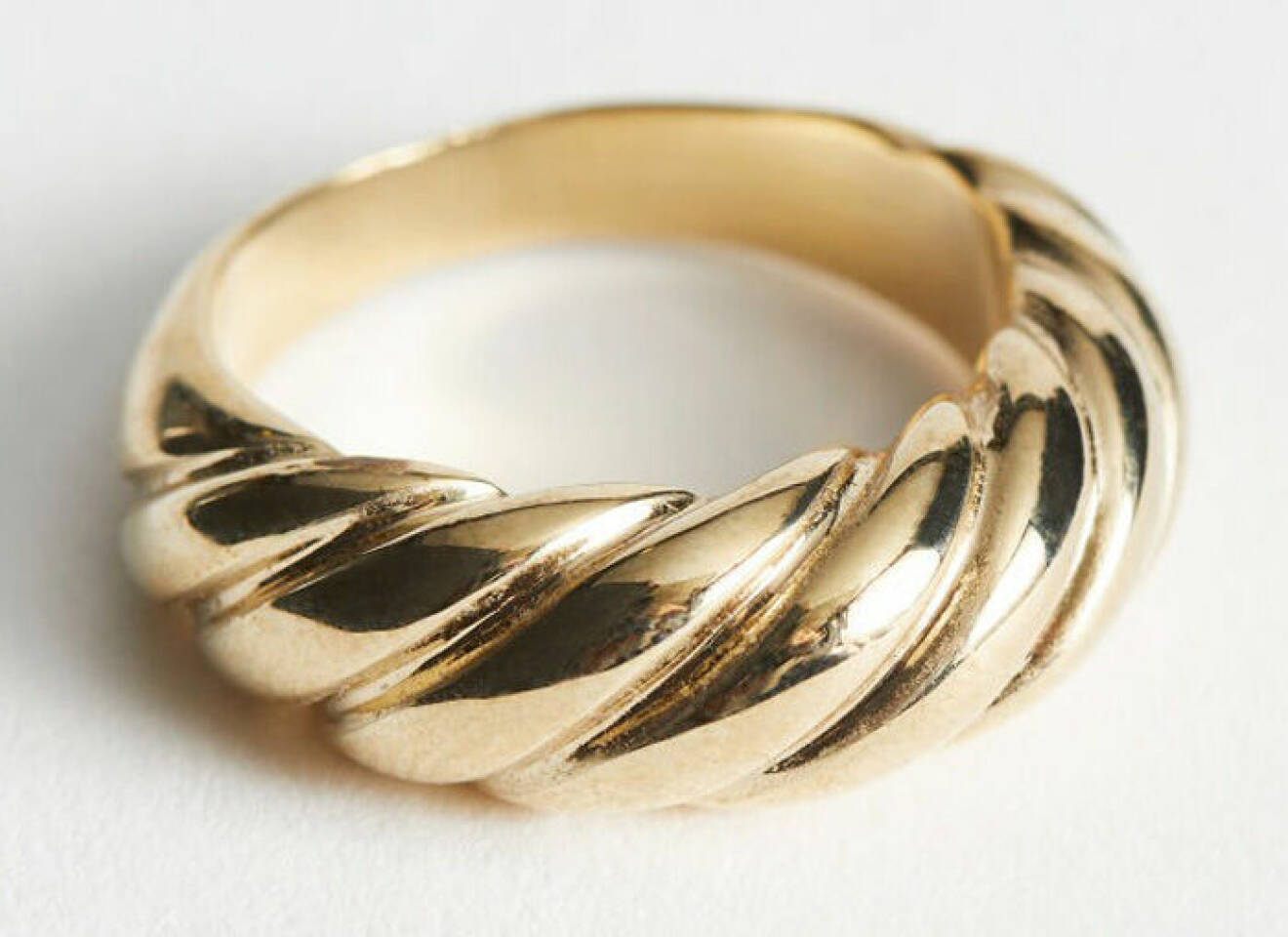 fin guldfärgad ring med tvinnad design från &amp; Other Stories