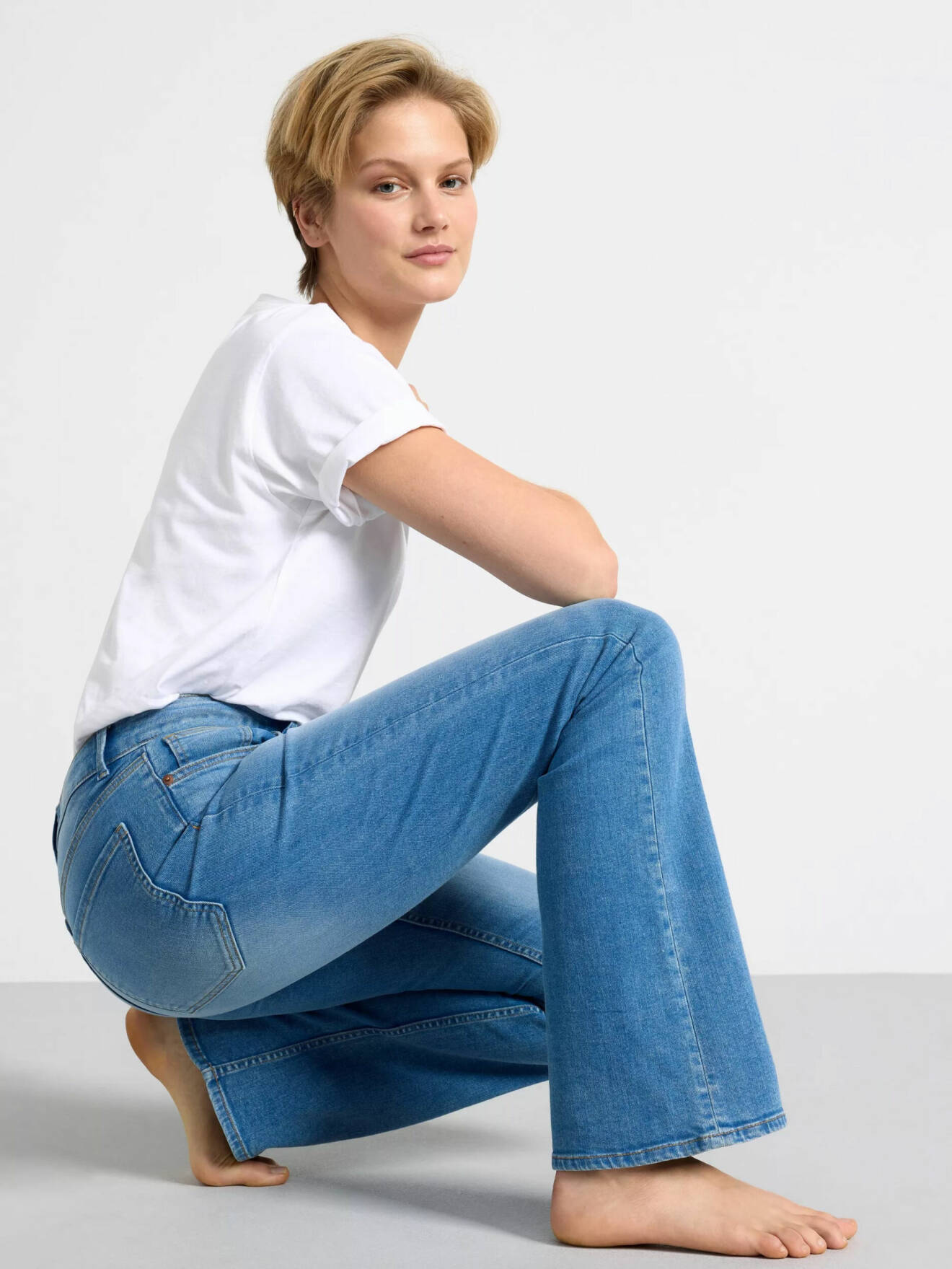 stretchiga jeans med hög midja i flare modell