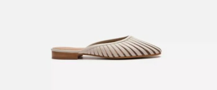 Slip-in skor, Flattered. Slips-ins i beige med dold tå. Skor från Flattered.