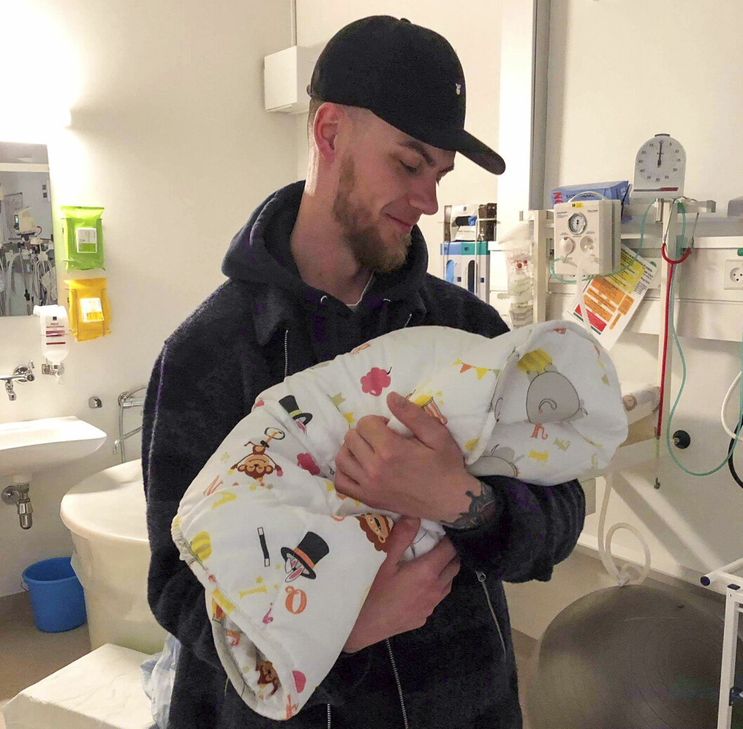 Thomas var stolt över sin lilla dotter. Foto: Privat Thomas med nyfödda dottern på BB