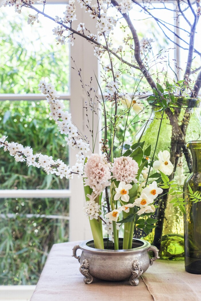 Byt gärna vatten ofta. Det är enkelt då hela arrangemanget sitter fast i fakiren och kan plockas upp. Blomsterarrangemang i fakir.