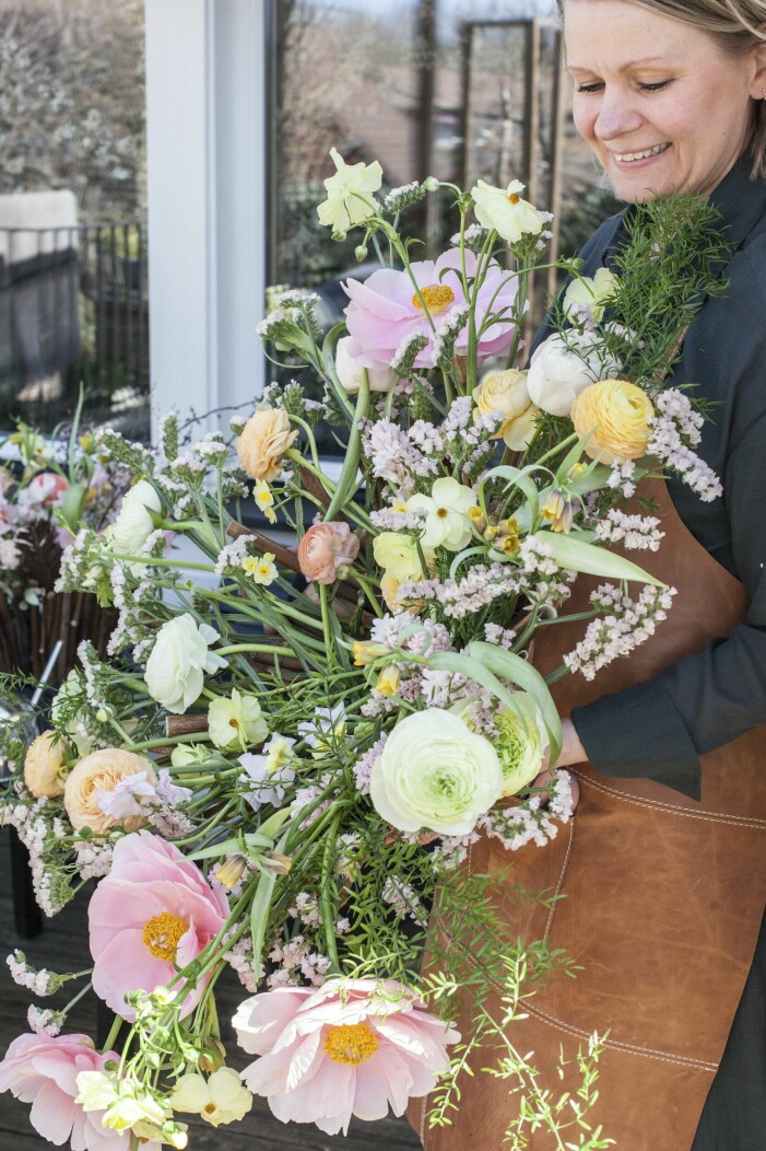 Heidi Mikkonen har varit yrkesverksam i 25 år och älskar fortfarande sitt yrke. ”Tröttnat? Nej verkligen inte! Tvärtom, det finns så mycket man kan jobba med som florist. Att utvecklas och ha utmaningar i livet är min melodi!” Heidi Mikkonen med stor vårbukett i famnen.
