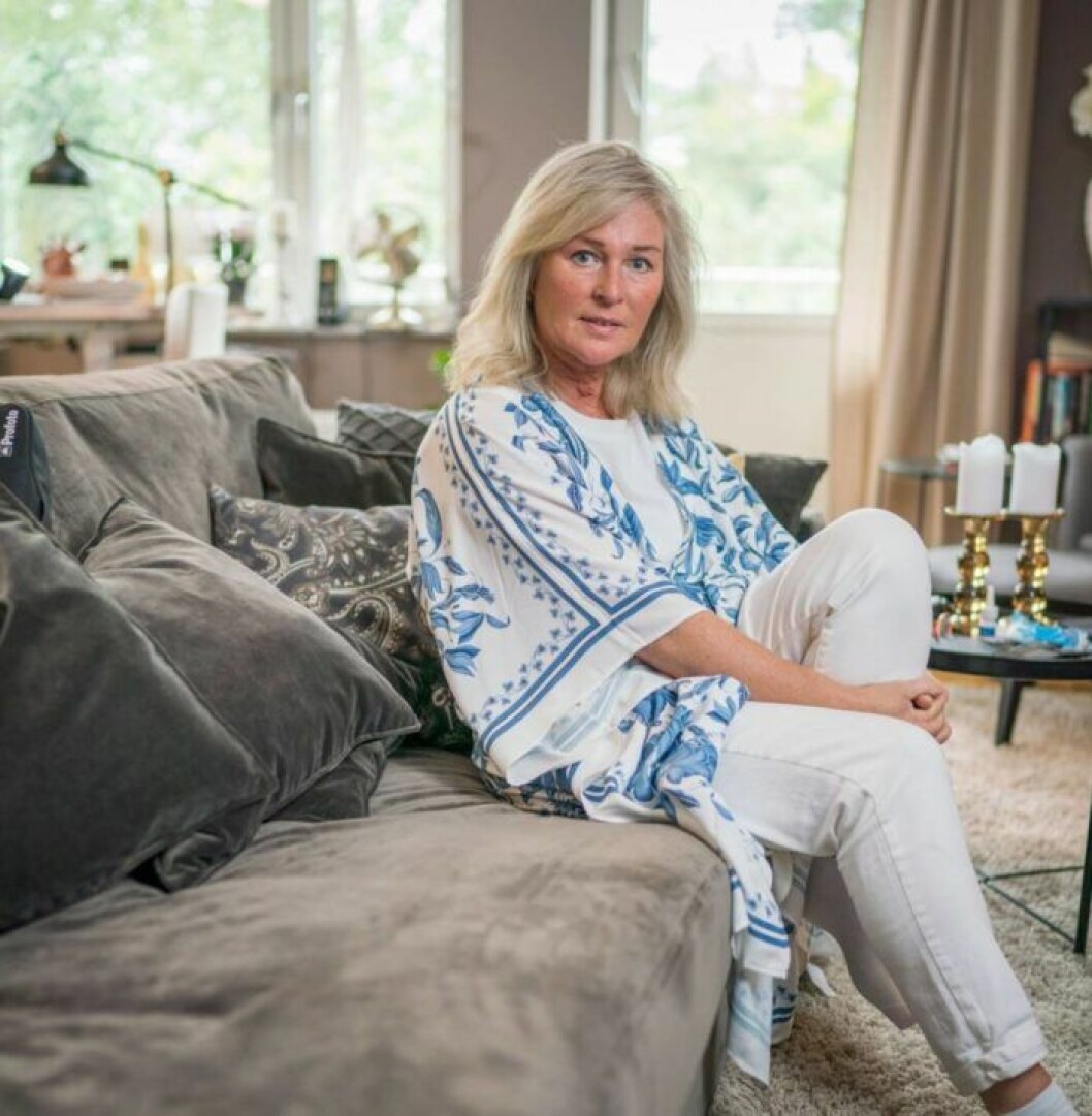 ”Att trivas i eget sällskap innebär inte att jag är ensam. Jag har många vänner och anhöriga i mitt liv som jag gärna träffar”, säger Åsa. Åsa Hellberg sitter i en soffa