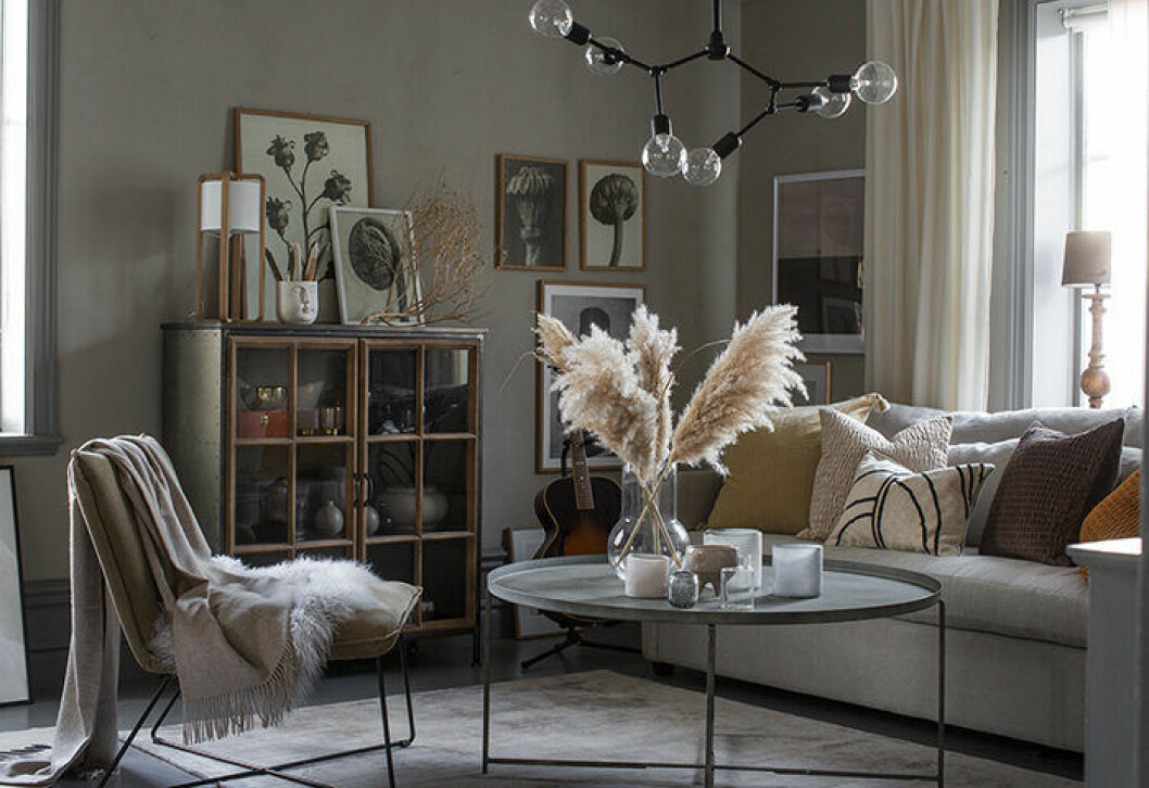 Prova ställa soffan på ett annat ställe än längs med väggen och flytta ut skåpet eller bokhyllan ur hörnet för att skapa dynamik i inredningen. Foto: Ellos Home Möblera om för att förnya hemmet – och slippa köpa nytt