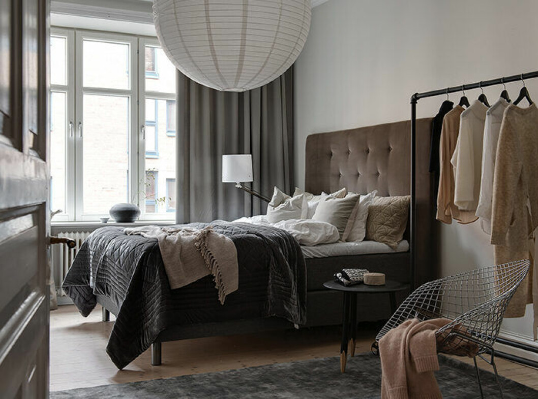 Vig vinterhalvåret åt de tjocka tygerna, stylat i lager-på-lager-stil – och plocka undan dem under sommarhalvåret. Foto: Fredrik J Karlsson Styling: Emma Fischer/Emma Hos för <a href="https://www.instagram.com/alvhem/" target="_blank" rel="noopener">Alvhem</a>/mäklare: Sofia Vansvik Variera textilierna efter säsong för att förnya hemmet utan att köpa nya inredningsdetaljer