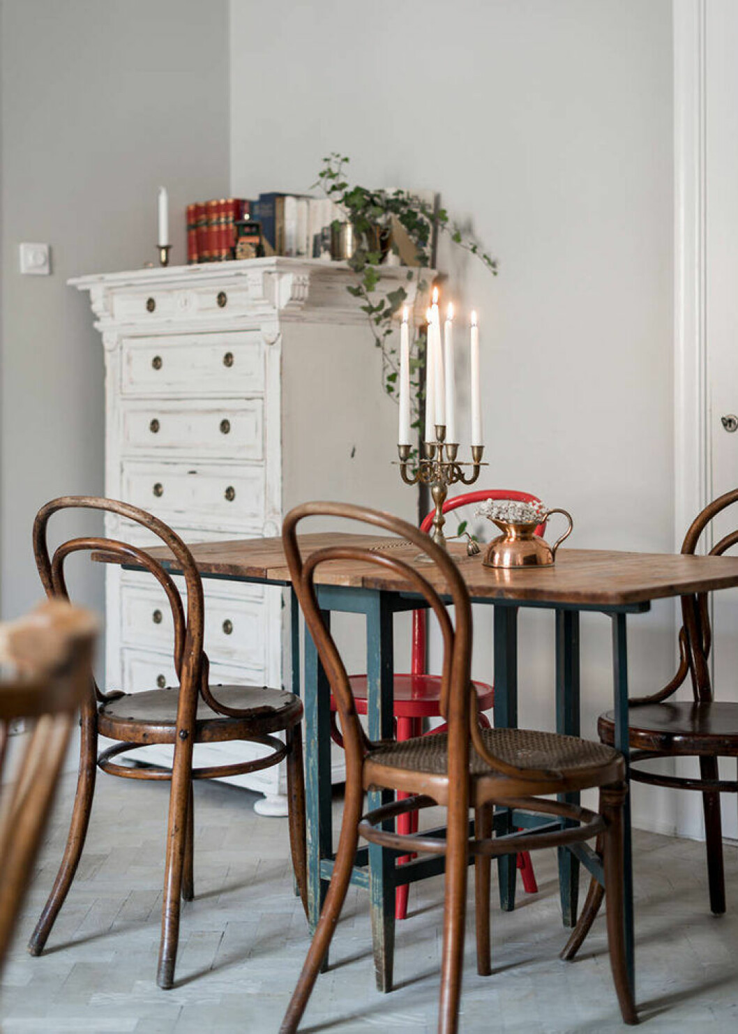 Att ge en stol lite färg piggar till och förnyar matplatsen på ett kick. Foto: Markus Stork för <a href="https://www.instagram.com/alexanderwhitesthlm/" target="_blank" rel="noopener">Alexander White</a>/mäklare: Anna Herin Ge möblerna ett ansiktslyft för att uppdatera inredningen utan att köpa nytt