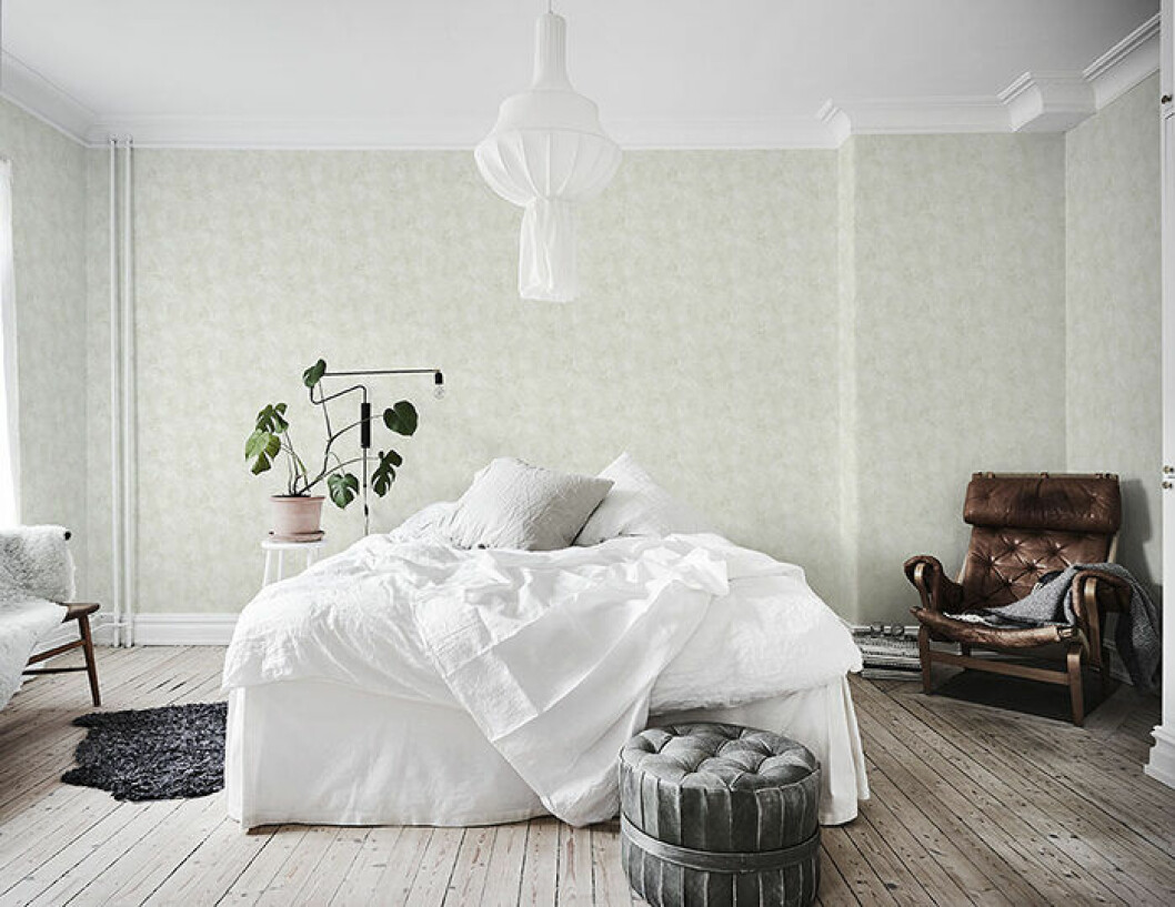 Vardagsrummets fotpall blir en snygg sittplats och detalj i sovrummet. Foto: Boråstapeter Flytta möbler rum emellan för att förnya hemmet utan att köpa nytt