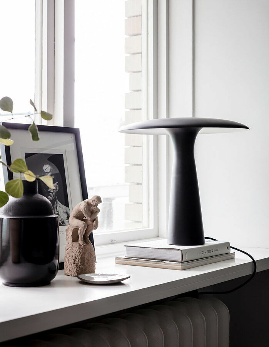 Böcker, lampor, fat, figuriner… Låt kreativiteten flöda när du skapar stilleben av dina favoritprylar! Foto: Anders Bergstedt Styling: Elli Roshandel/Nouvel Interior för <a href="https://www.instagram.com/entrancemakleri/" target="_blank" rel="noopener">Entrance</a>/mäklare: Erika Bergholm Förnya hemmet med stilleben med dina favoritdetaljer