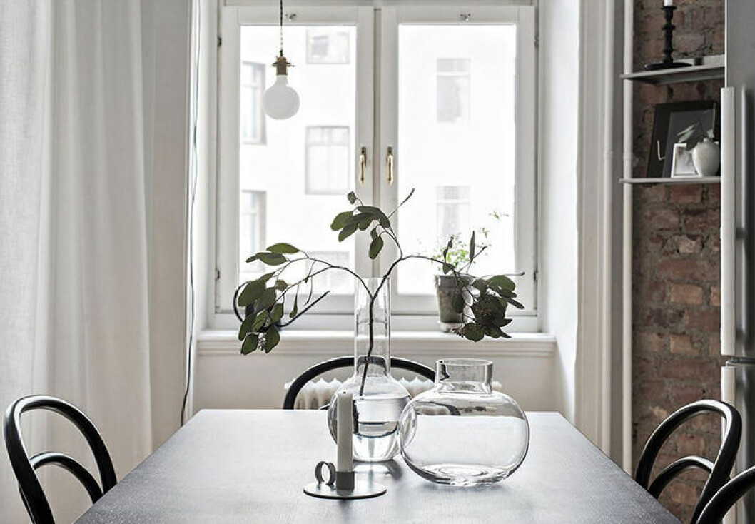 Låt det vackra i det enkla synas genom att plocka bort istället för att lägga till. Foto: Maria Sahlander Styling: By Bon Interior för <a href="https://www.instagram.com/bjurfors_goteborg/" target="_blank" rel="noopener">Bjurfors</a>/mäklare: Christian Warberg Förnya hemmet genom att plocka bort – istället för att lägga till dekorationer