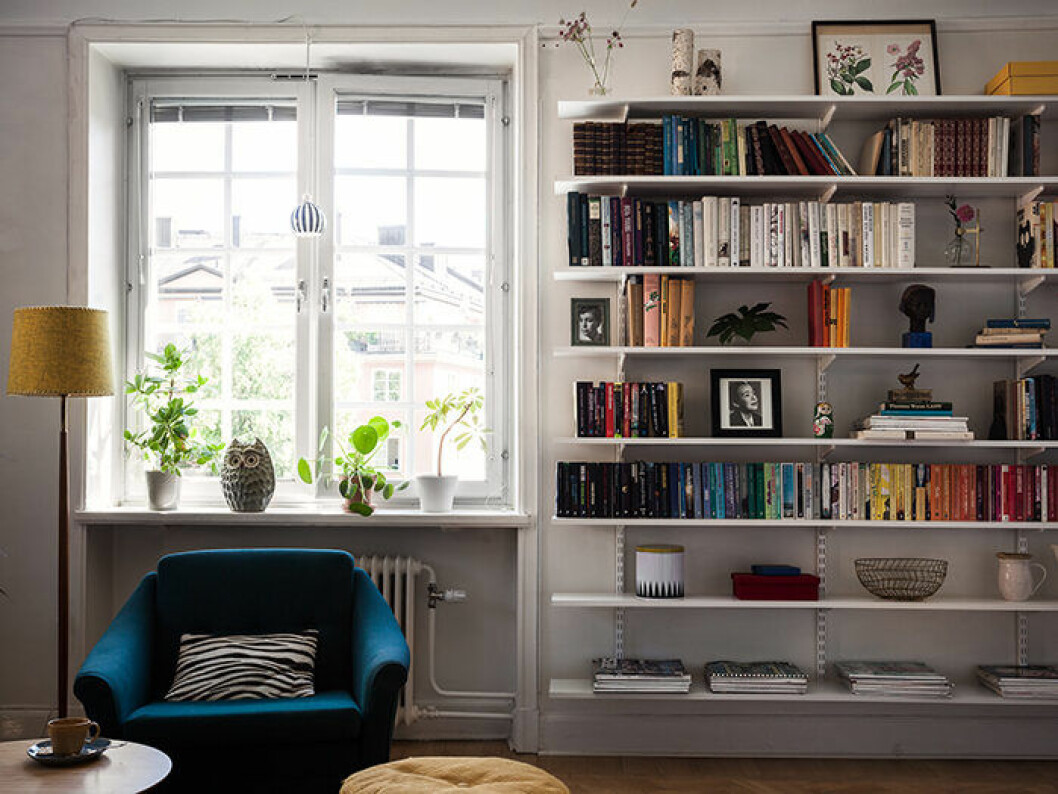 Färgkoordinera böckerna, vänd dem åt andra hållet eller placera dem på ett nytt sätt för en subtil förändring i intrycket. Foto: Spinnell Styling: Lindholm för <a href="https://www.instagram.com/historiskahem/" target="_blank" rel="noopener">Historiska hem</a>/mäklare: Katarina Ljung Ändra om i hyllan och på fönsterbrädet för att uppdatera hemmet – utan att köpa nytt