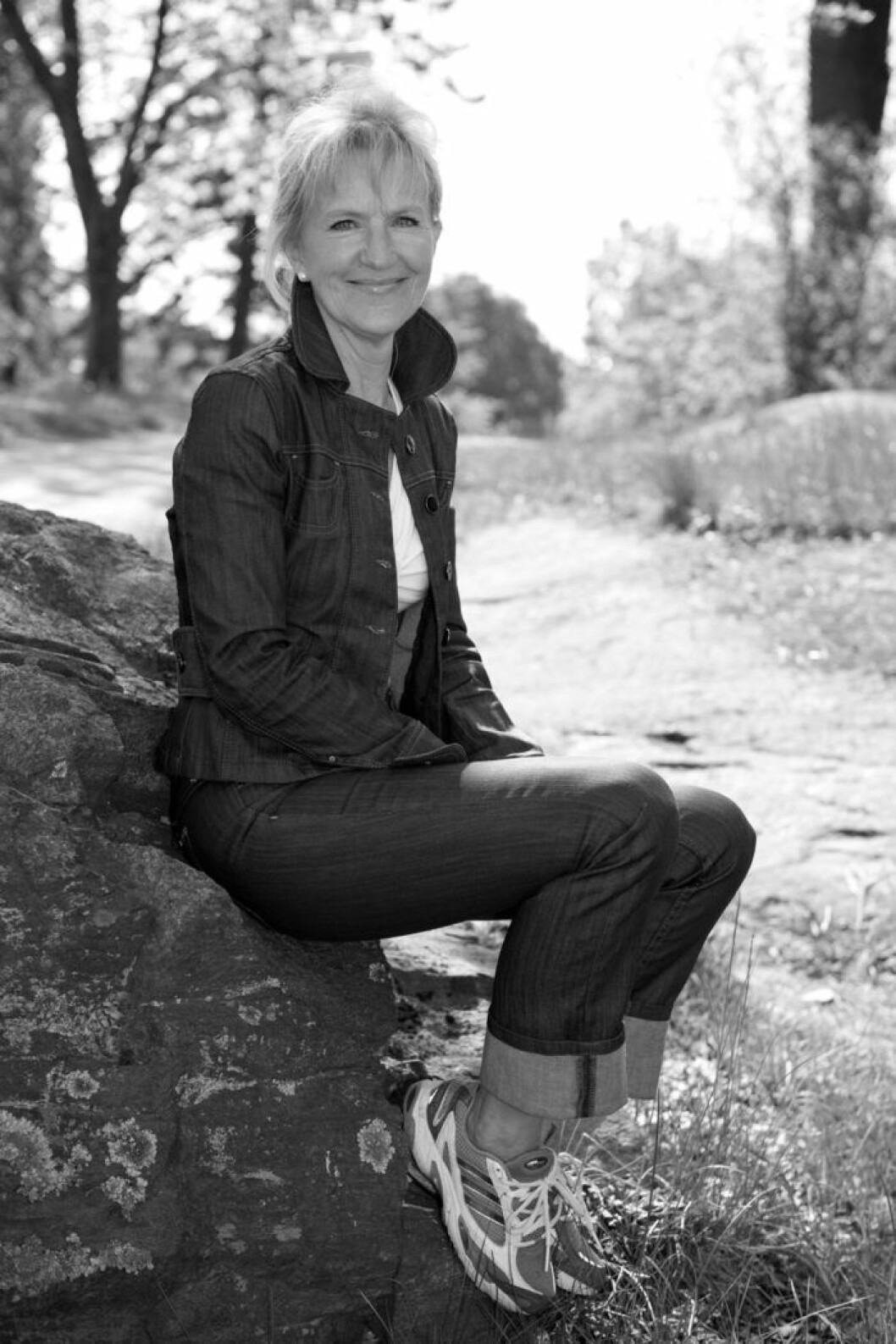 Mai-Lis Hellénius. Foto Ulf Sirborn. Kvinna som sitter på en stor sten i naturen