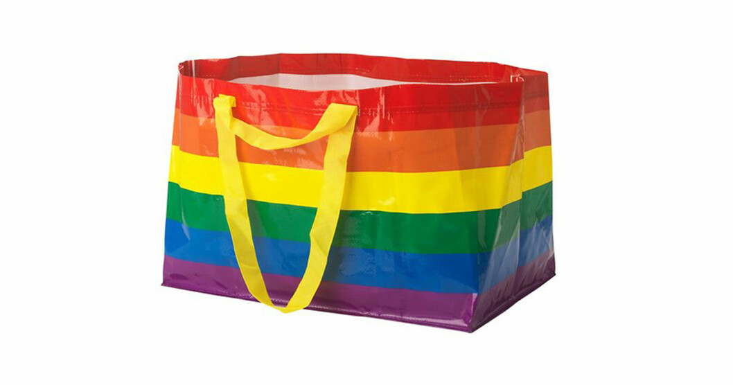 Frakta bärkasse i regnbågsfärger, en hyllning till Stockholm Pride 2019. Den nya bärkassen finns i butiker från den 1 juli. Foto: Pressbild Ikea Frakta bärkasse i regnbågsfärger, en hyllning till Stockholm Pride.