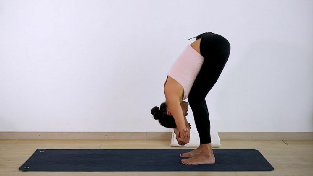 Johanna Ljunggren gör yogapositionen Framåtfällning