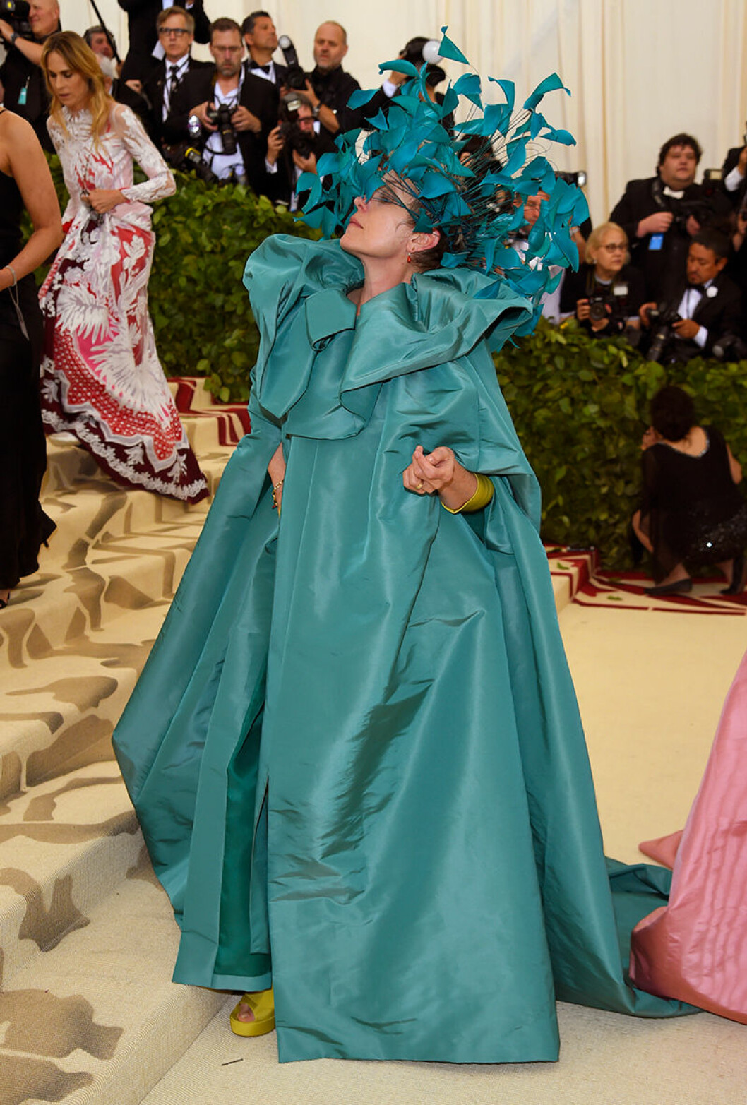 Frances McDormand i en fantasifull Valentino-kreation på Met Gala 2018.