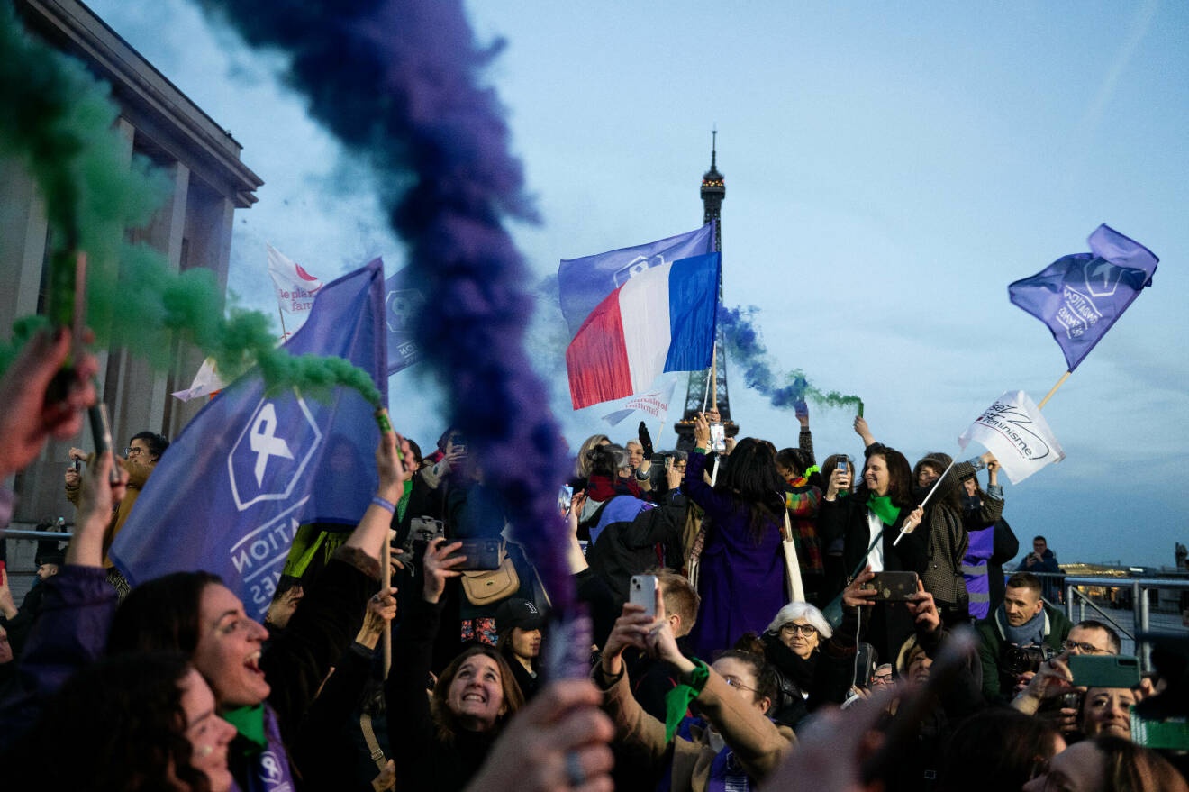Den 4 mars 2024 skrev Frankrike som första land i världen in kvinnors rätt till fri abort i grundlagen.