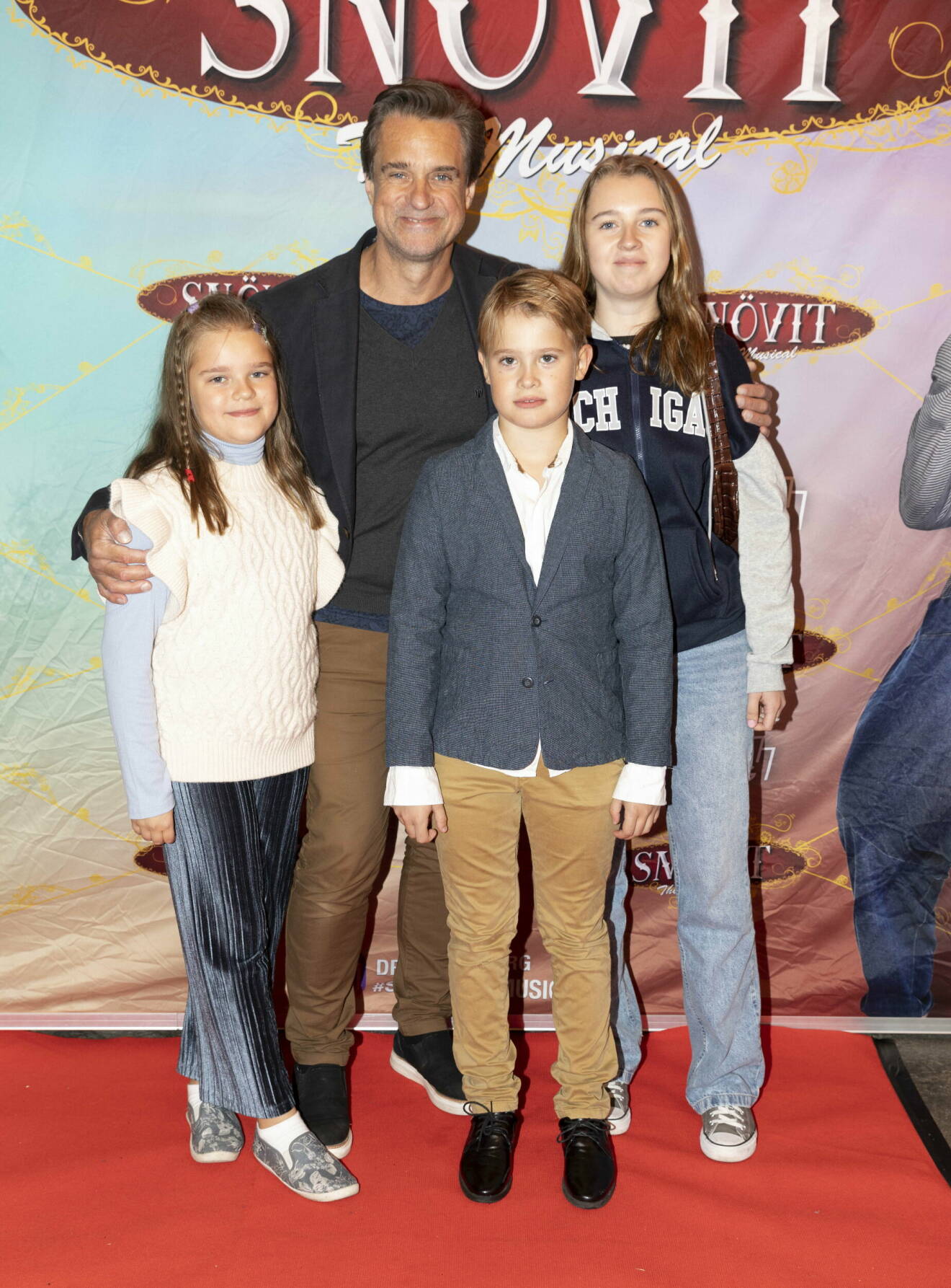 Fredde Granberg med sina tre barn.