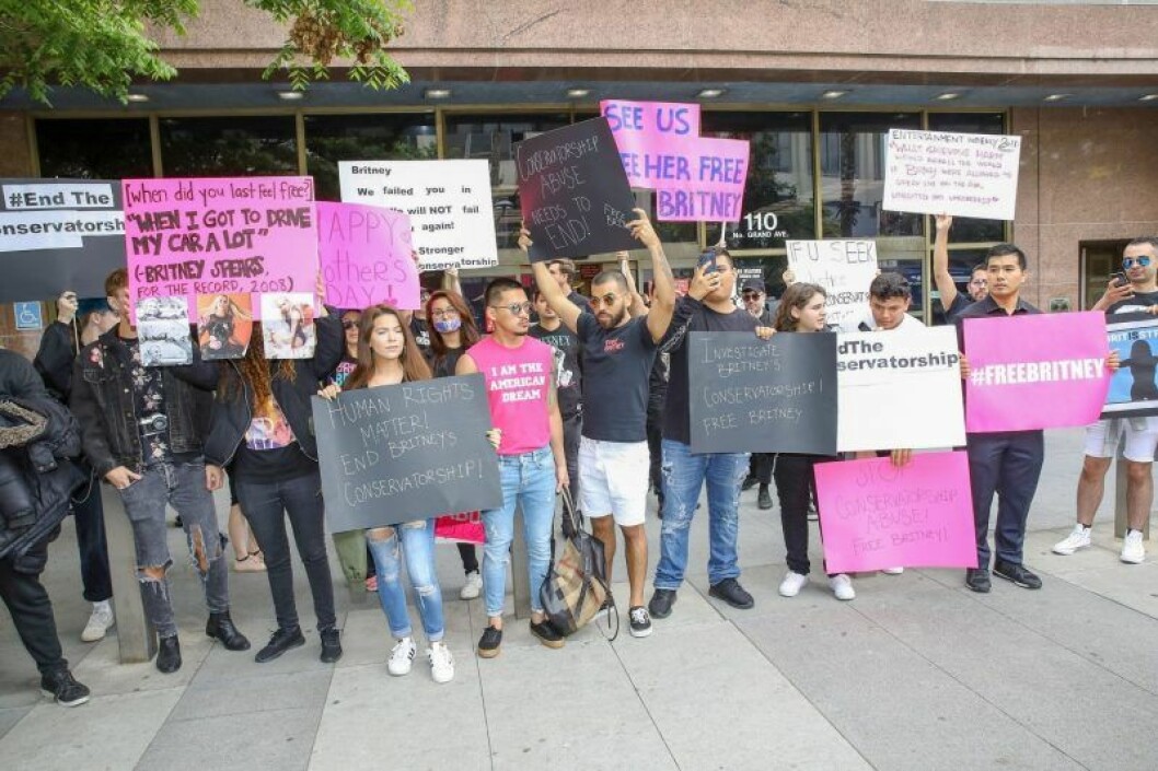 2019 protesterade flera fans mot Britney Spears förmyndarskap. Nu fortsätter de att kämpa för sin idol med hashtaggen #FreeBritney. Folk som står med skyltar och protesterar