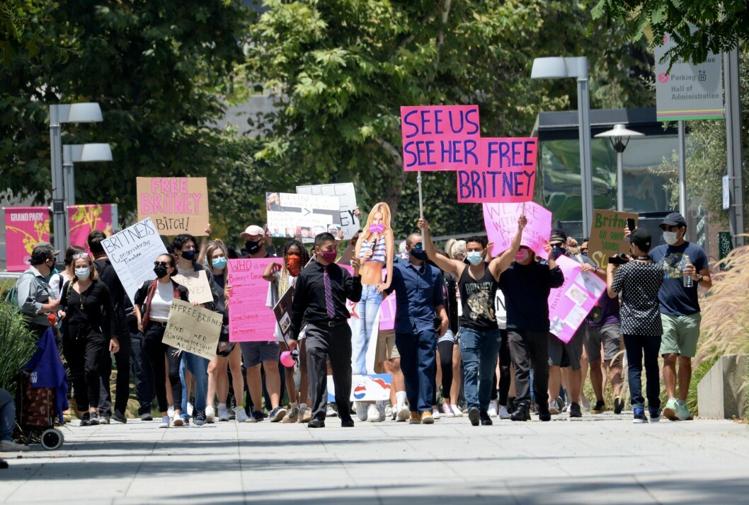 Popstjärnans fans under en demonstration i Los Angeles i juli 2020. free britney