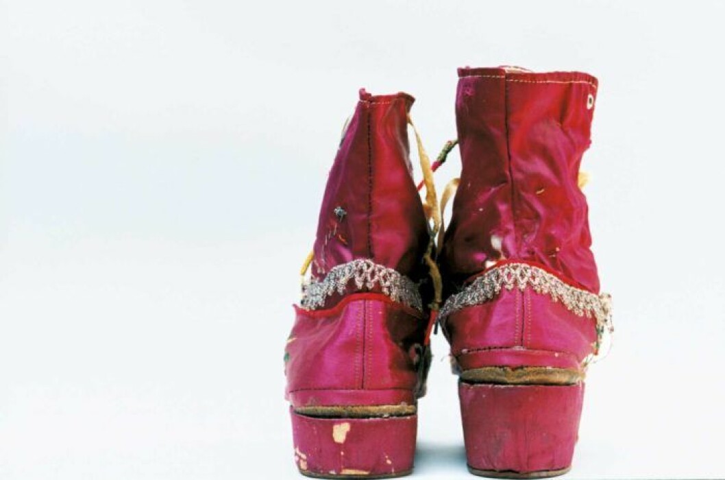 Fridas chockrosa ortopediska kängor. Frida-Kahlo-skor