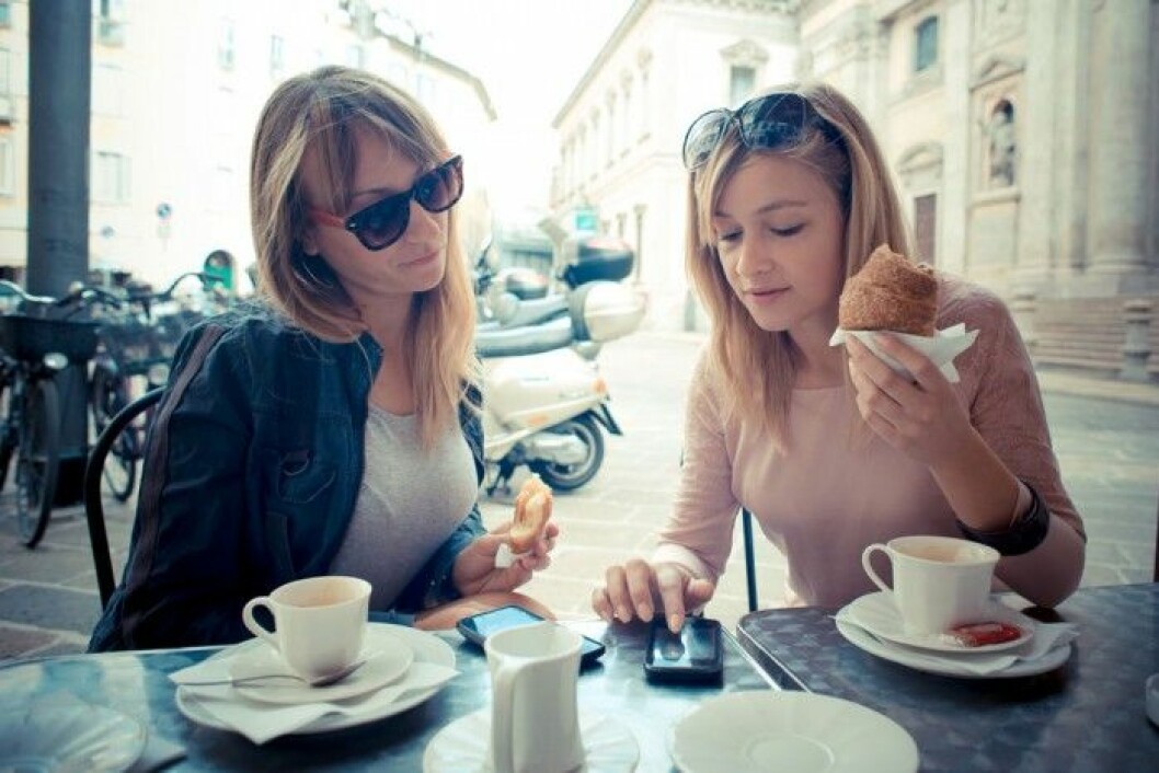 två kvinnor som pratar på ett cafe