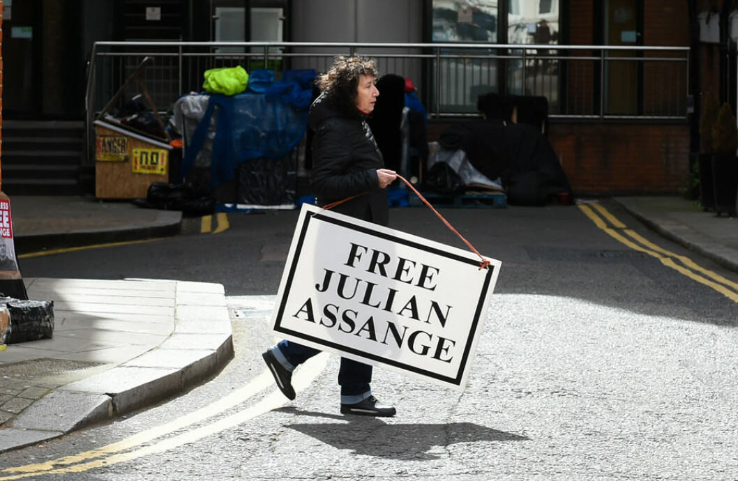 Julian Assange fick stort stöd bland Wikileaks-anhängarna trots anklagelserna om sexualbrott. Foto: TT Kvinna som håller i en skylt om att frige Julian Assange.