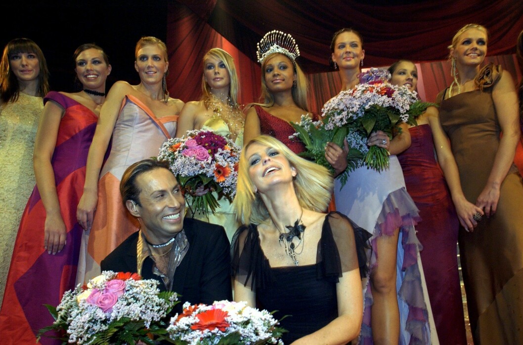 Programledarna Jean Pierre Barda och Ulrika Jonsson under <span class=" italic" data-lab-italic_desktop="italic">Fröken Sverige</span>-tävlingen 2022.