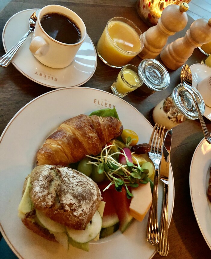 Frukosten på Ellery är en fröjd med härligt färska bär, en ljuvlig granola och nybakt bröd. Och mycket gott kaffe!