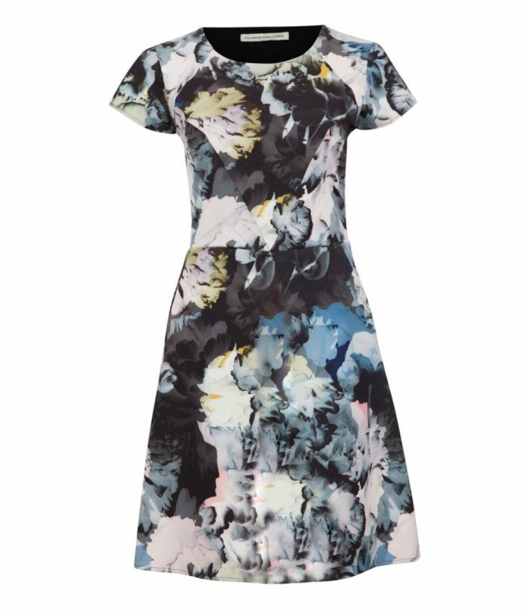 Klänning i nylon/elastan, XS–L, 2 100 kr, <a href="http://fallwinterspringsummer.com/eu/clothing/dresses/electric-avenue-x-ray-bouquet-floral-print.html" target="_blank">FWSS</a>. BLOMMIG KLÄNNING