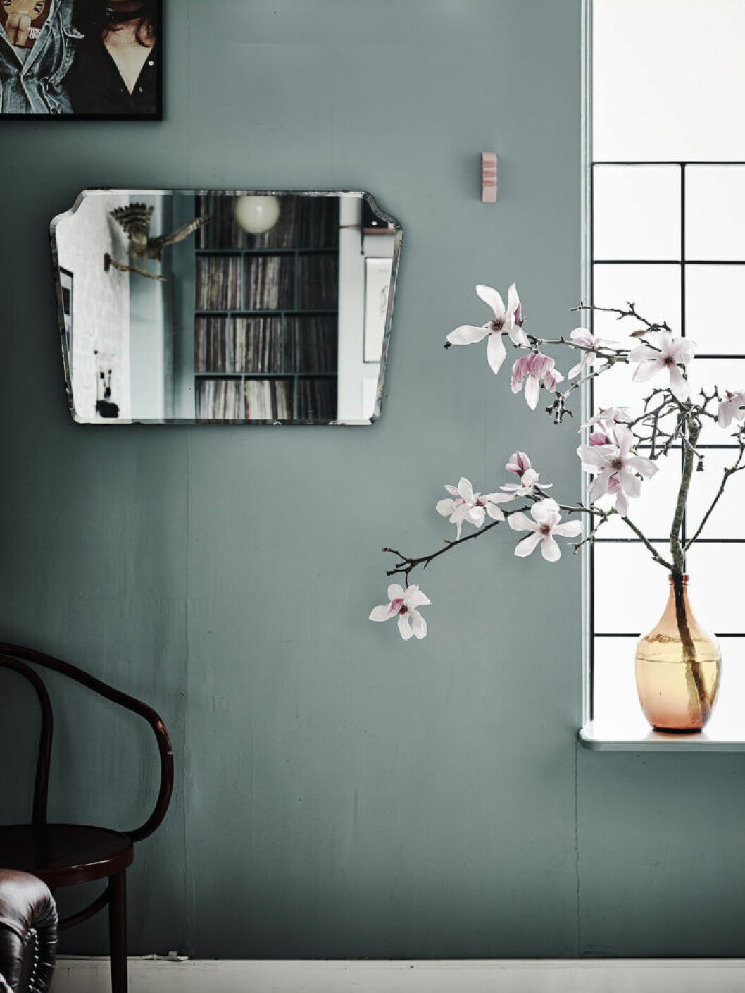 Styling: <a href="https://www.instagram.com/annacate/" target="_blank" rel="noopener">@annacate</a> Foto: Anders Bergstedt för <a href="https://entrancemakleri.se/" target="_blank" rel="noopener">Entrance mäkleri</a>/mäklare: Erika Bergholm. Speglar är trendiga loppisfynd