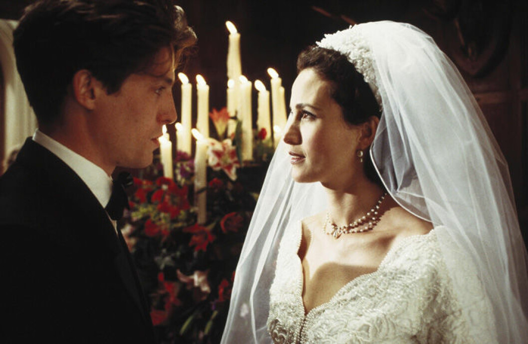 Charles och Carrie möts på flera olika tillställningar i filmen <em>Fyra bröllop och en begravning</em>. En bild på skådespelarna Hugh Grant och Andie MacDowell i filmen Fyra bröllop och en begravning.