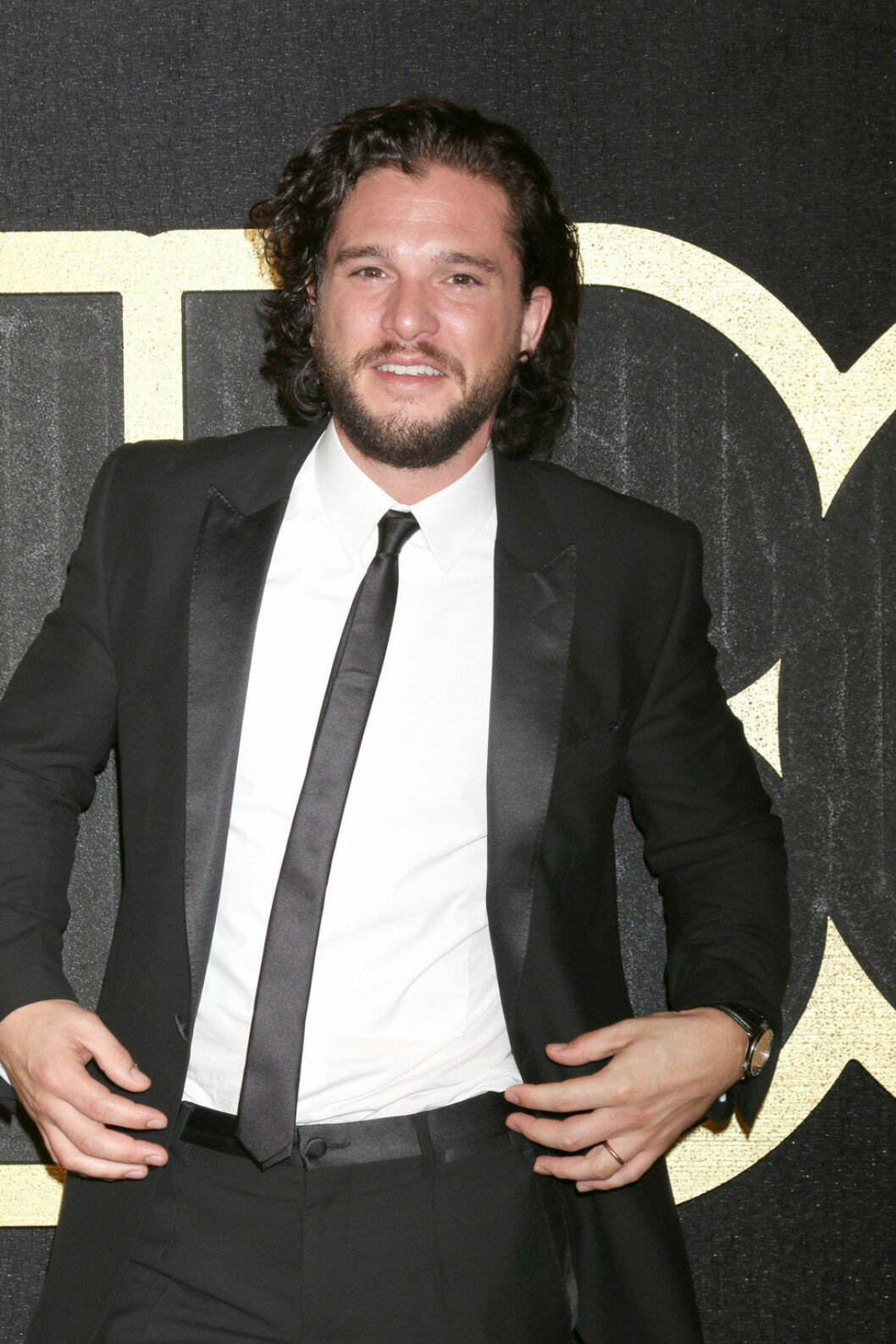 Kit Harington (Jon Snow) gifte sig med Rose Leslie (Ygritte) i somras, hon var dock inte med på Emmy-galan. Foto: IBL Kit Harington (Jon Snow i Game of Thrones) på röda mattan under Emmy-galan 2018.