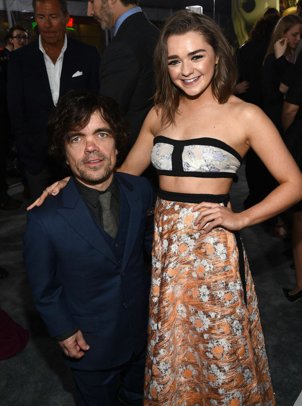 Peter Dinklage (Tyrion Lannister i Game of Thrones) med Maisie Williams (Arya Stark) på Emmy-galan 2018. Pristagaren Peter Dinklage (Tyrion Lannister i Game of Thrones) med Maisie Williams (Arya Stark) i vimlet under Emmy-galan 2018.