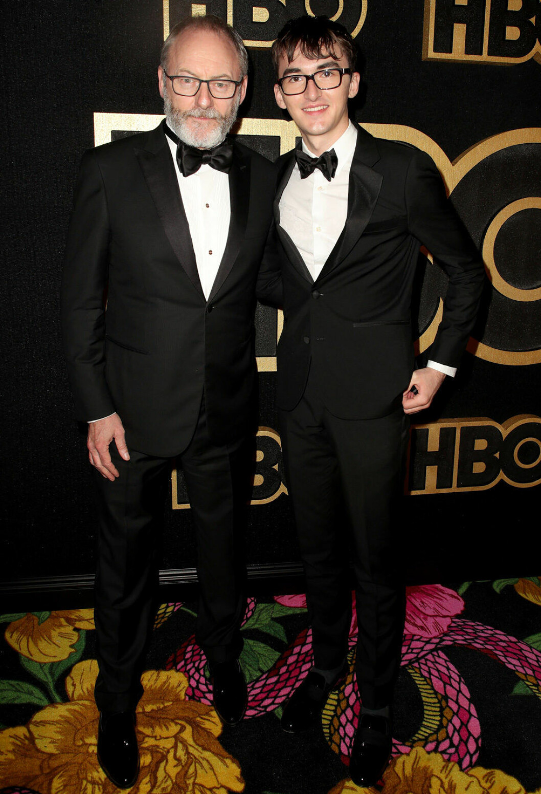 Liam Cunningham och Isaac Hempstead (Davos Seaworth och Bran Stark i Game of Thrones) på Emmy-galans efterfest 2018. Liam Cunningham som spelar Davos Seaworth i Game of Thrones och Isaac Hempstead som spelar Bran Stark på Emmy-galan 2018.
