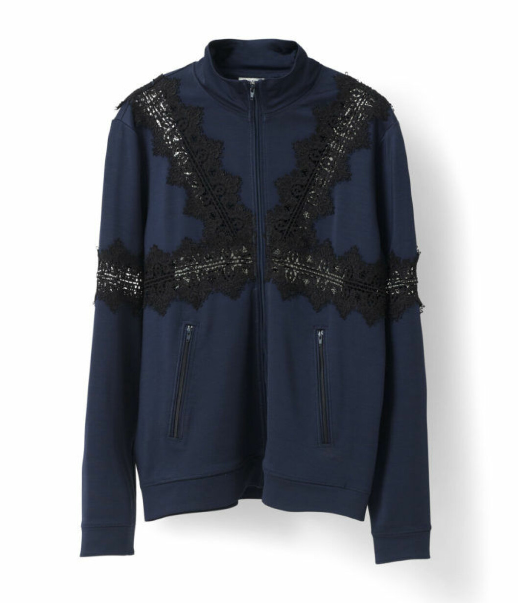 <a href="http://www.ganni.com/shop/coats-and-jackets/rogers-jacket/T1611.html?dwvar_T1611_color=Total%20Eclipse#start=11" target="_blank">Träningsjacka</a>, 2 049 kr, Ganni. träningsjacka-ganni